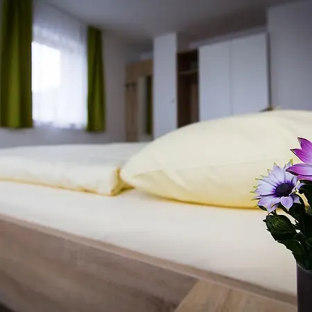 Weingut - Gaestezimmer Resch Ludwig Vlg. Powoden Habitación en casa particular *